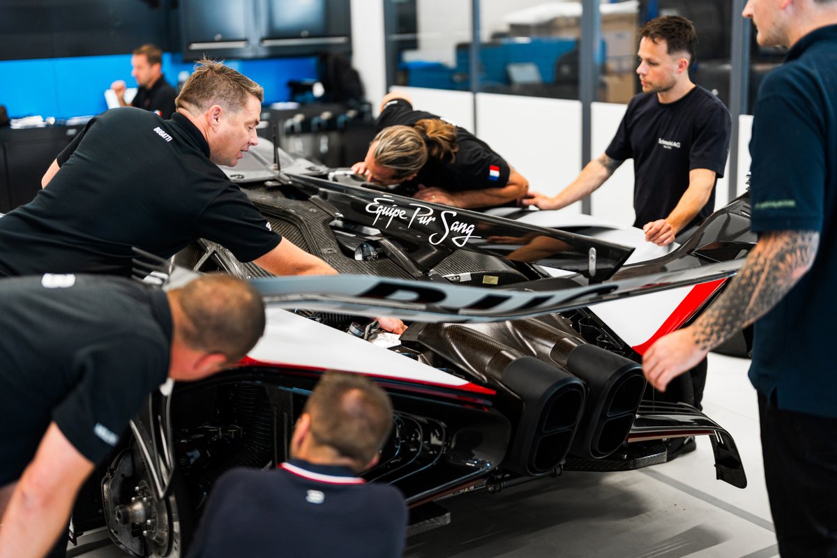 Bugatti's tweet image. Extreme performance meets expert precision.
BOLIDE owners can now enjoy certified trackside support, thanks to BUGATTI’s specialized training program for Bolide Center technicians.
From private handovers to full race prep, it is an experience like no other.
#BUGATTI #BOLIDE
–…