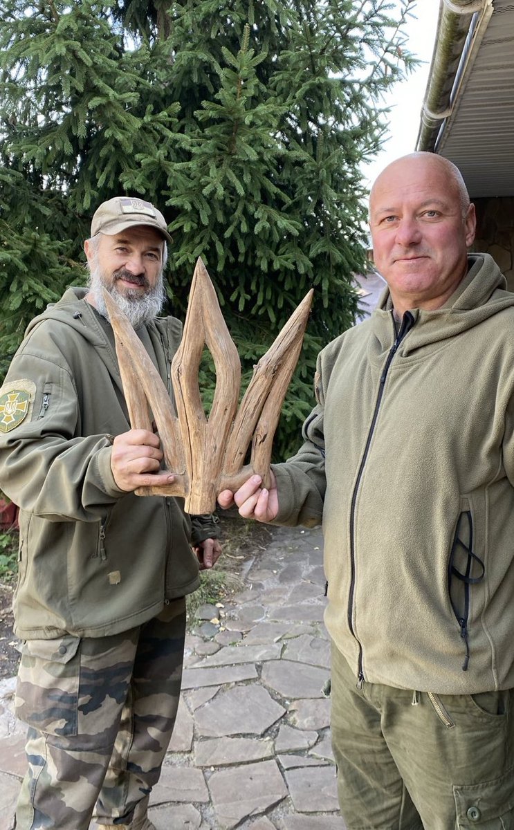 gaz_EOD's tweet image. If you want to be in with a chance to win this one off beautiful handmade oak Trizub made by Andriy from the @Workshop4AFU please see my pinned fundraiser and make a donation. I’ll be pulling a lucky winning name out of the hat once I get fundraiser for this next trip done ..…