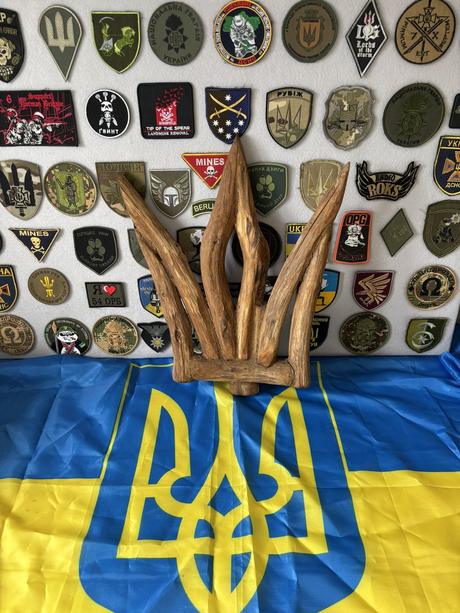 gaz_EOD's tweet image. If you want to be in with a chance to win this one off beautiful handmade oak Trizub made by Andriy from the @Workshop4AFU please see my pinned fundraiser and make a donation. I’ll be pulling a lucky winning name out of the hat once I get fundraiser for this next trip done ..…