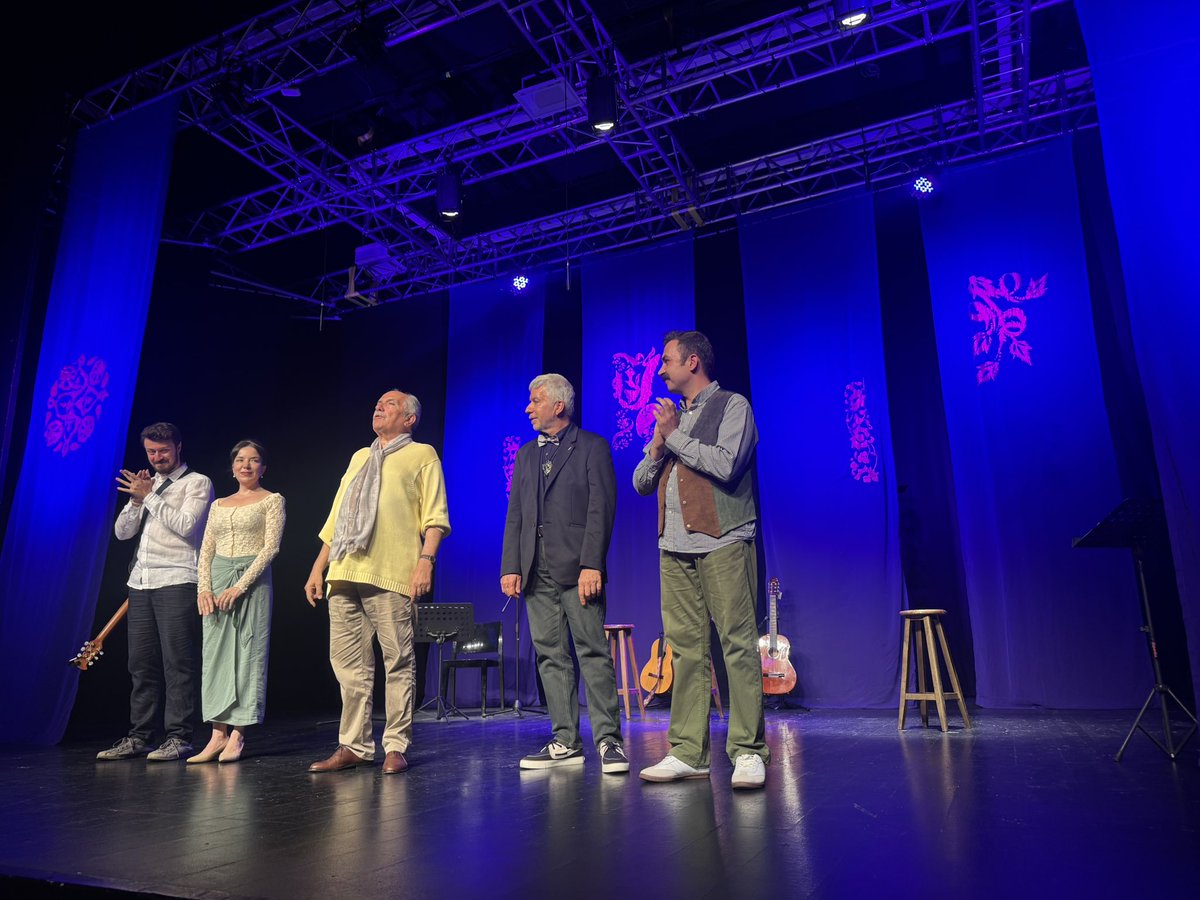 “Bu Işıltılı Hayali Bilerek Seçtim” adlı müzikli belgesel yaşam öyküsünden oluşan oyun üzerine eleştiri yazım tiyatronline tiyatro web site ile lifeartsanat web dergide okuyucularıyla buluşuyor, Bekleriz efendim.  ✍️🎭✍️