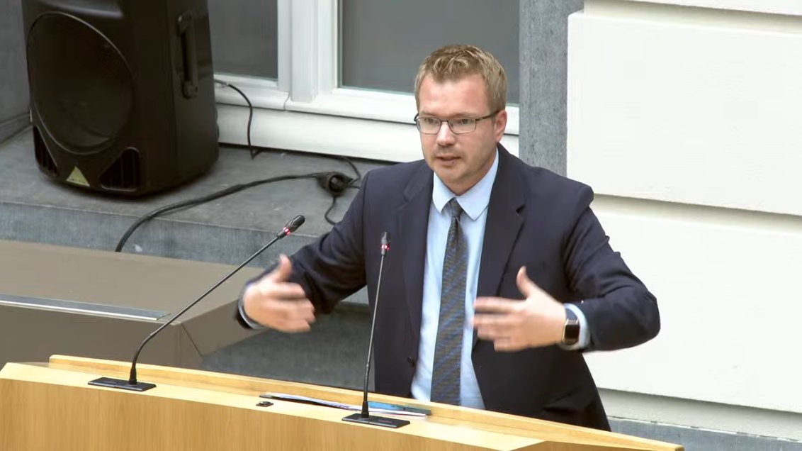VB_VlaParl's tweet image. "De faciliteiten in de Vlaamse Rand rond Brussel hebben niet geleid tot integratie, maar wél tot ontnederlandsing en verfransing, waarbij Vlamingen tot een minderheid verworden zijn in hun eigen taalgebied." @KlaasSlootmans #VlaParl