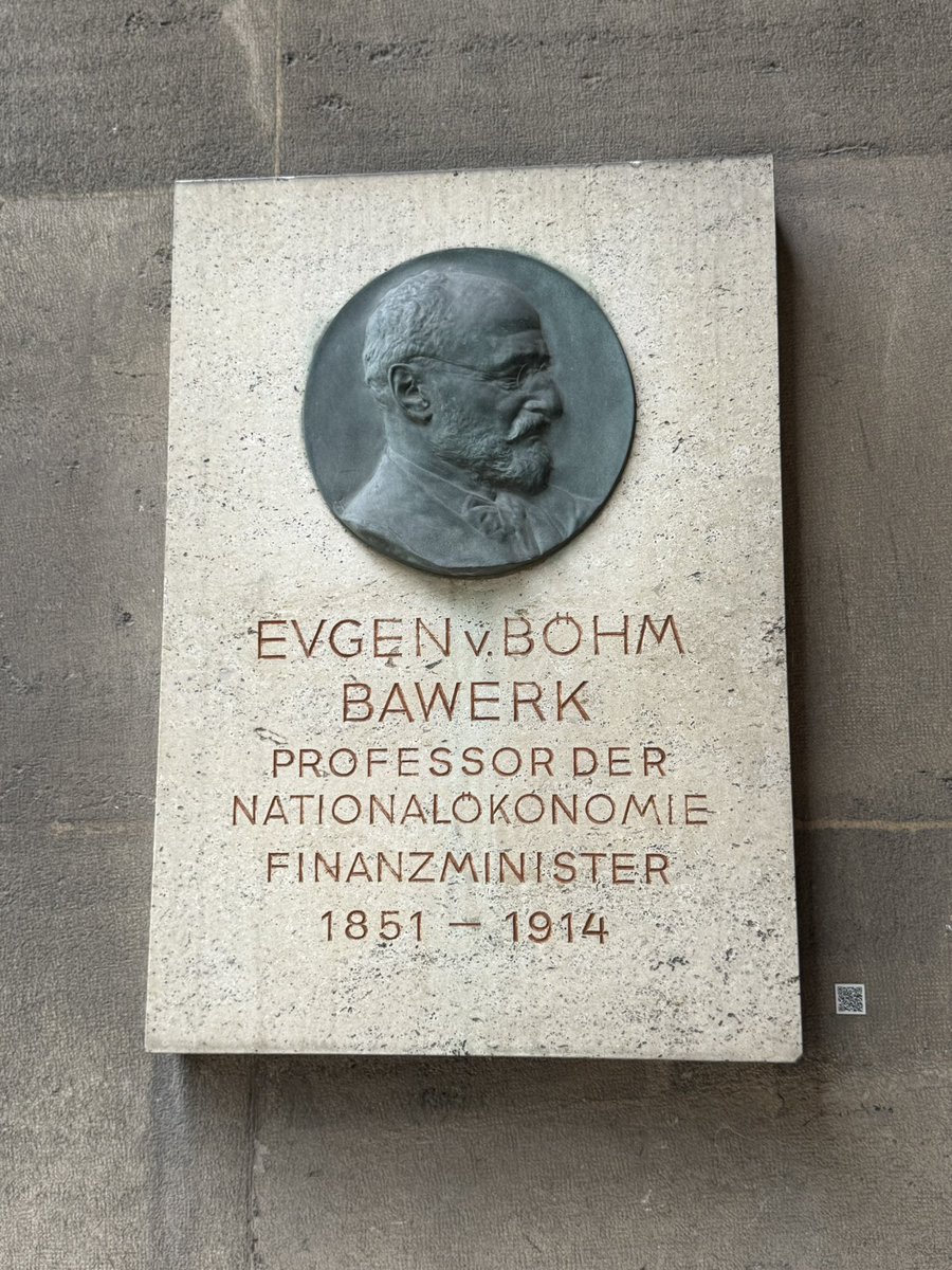 Last day in Vienna. I had to go trace my academic lineage, so went to find some OG Austrian Economists at the University of Vienna! Some epic dudes right here. 💫