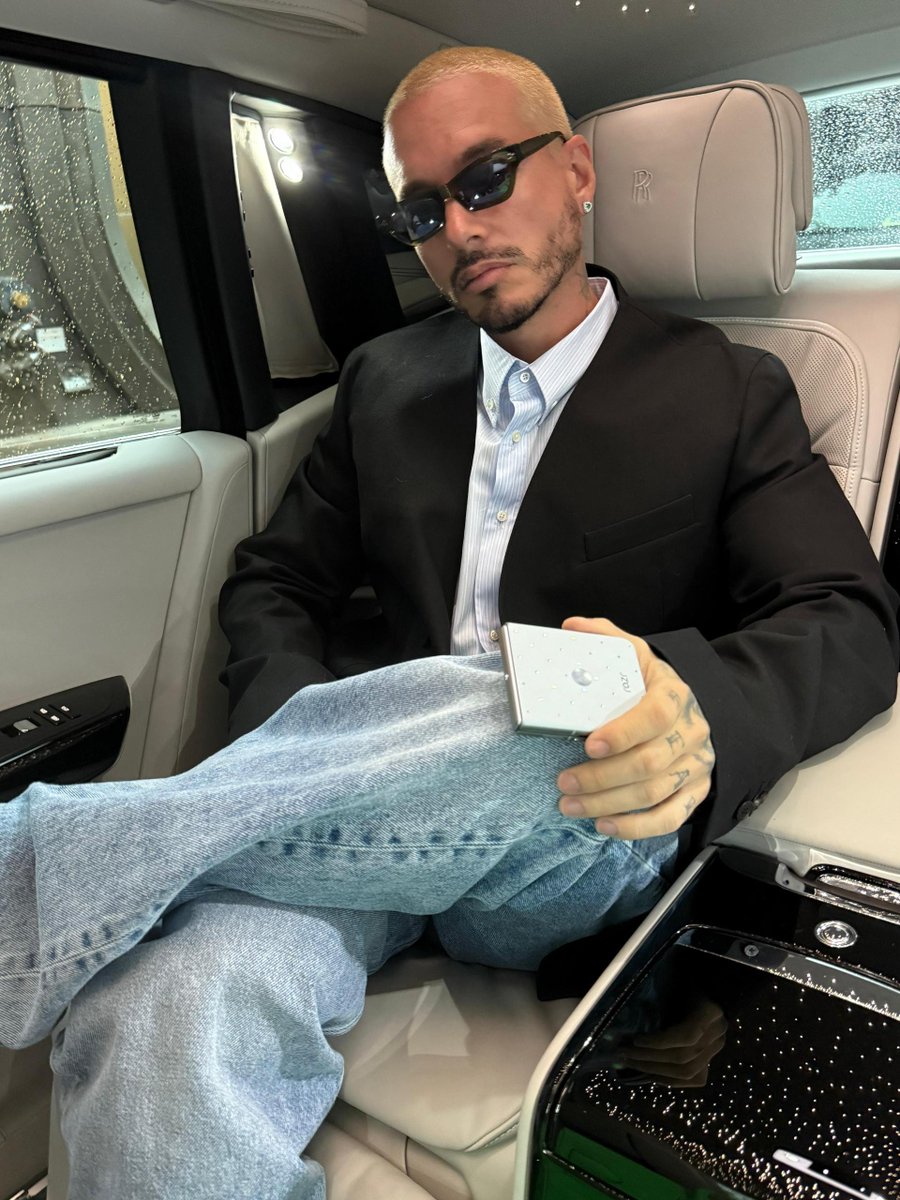 Moto's tweet image. SPOTTED: @JBALVIN with the new razr. 
#MotorolaCollections