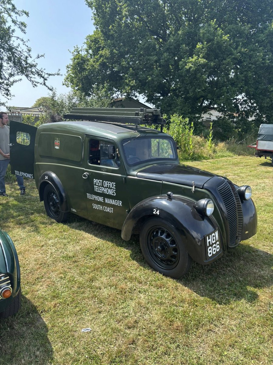 WeAreOpenreach's tweet image. Our vans have changed over time, but the dedication of our engineers remains constant, continuing to be the driving force behind the UK’s biggest broadband network 🚐

📷 by engineer Thomas Hughes: a 1946 Morris Z Series Post Office Telephone Engineers Van – a nod to our legacy!
