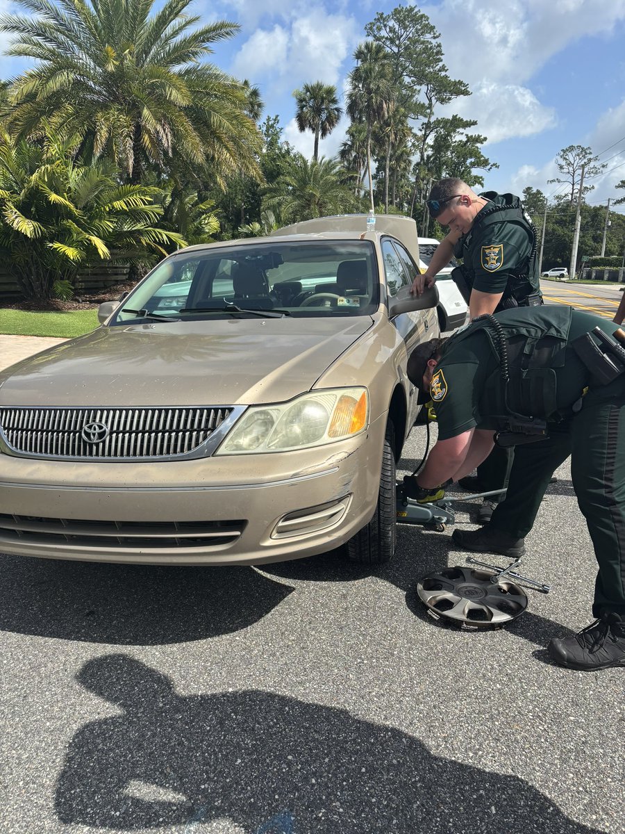 TeamSJSO's tweet image. Shoutout to SJSO deputies who assisted a driver with a tire change recently. Deputy Rockwell came prepared with extra tools to help get the replacement done quickly and safely. Great job #TeamSJSO! We are always here for you, committed to serving with excellence.