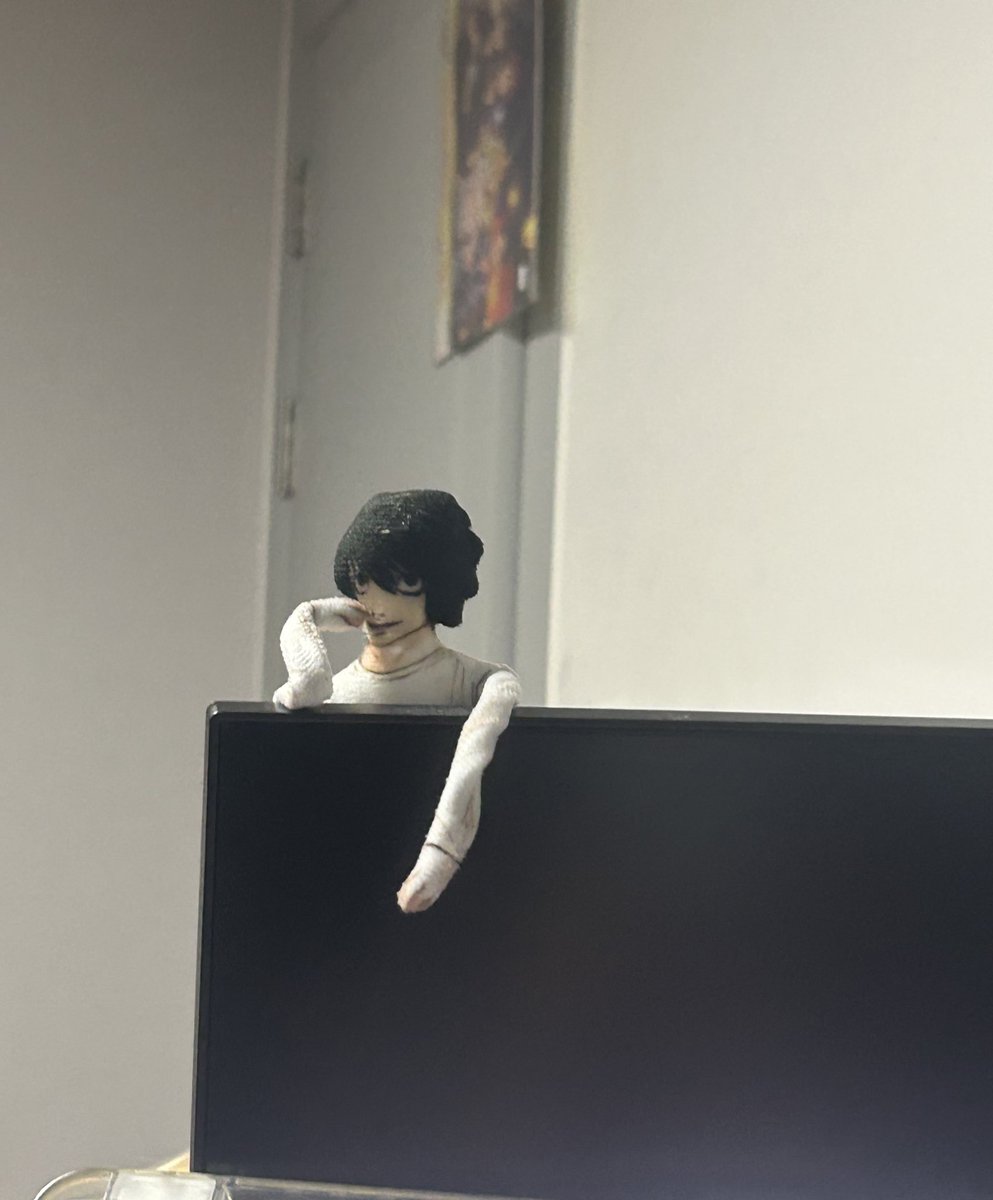 얘 책상에 두고 나갔다오니까
엄마가 모니터에 이렇게 달아놓음