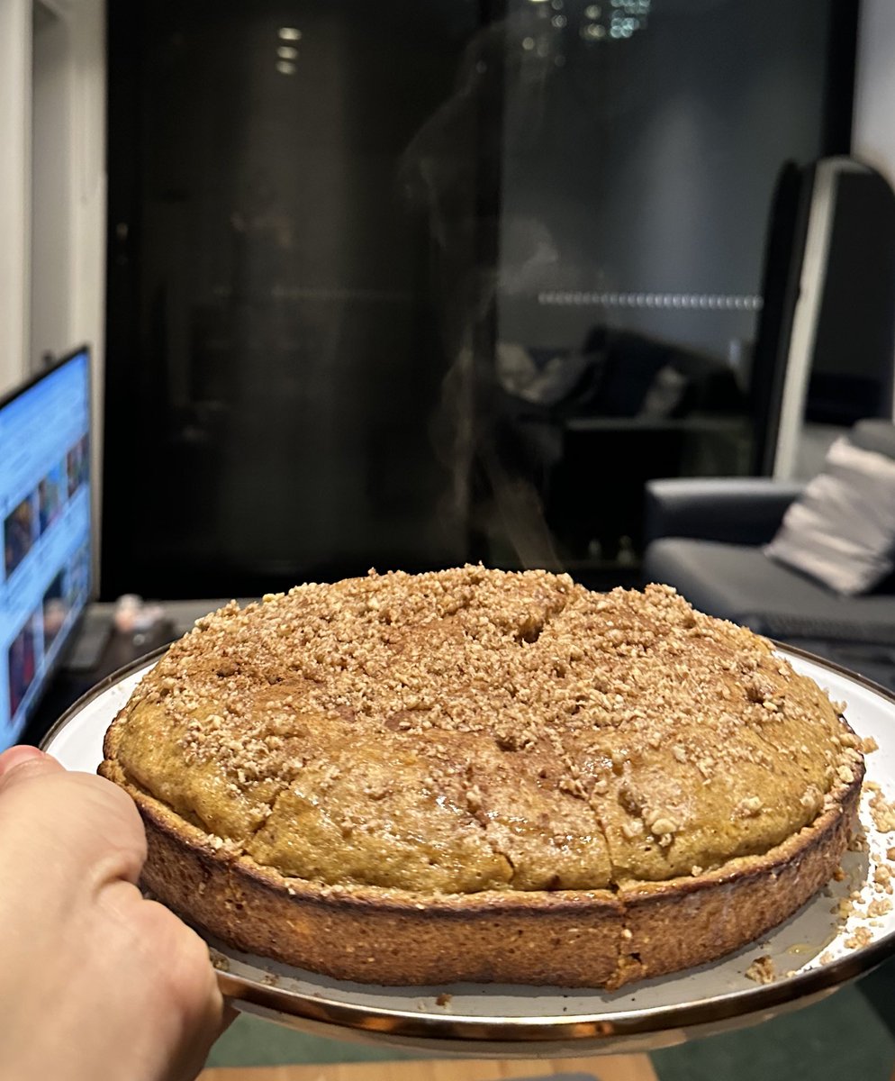 DrSheeshow's tweet image. رفتم الدی نون بخرم، از این گوشکوب و همزن و فیلان بیسارا اورده بود با قیمت خیلی مفتونکی، دیدمش بوی کیک هویج و دارچین پیچید تو دماغم اصلأ 😅 فوقع ماوقع 😌