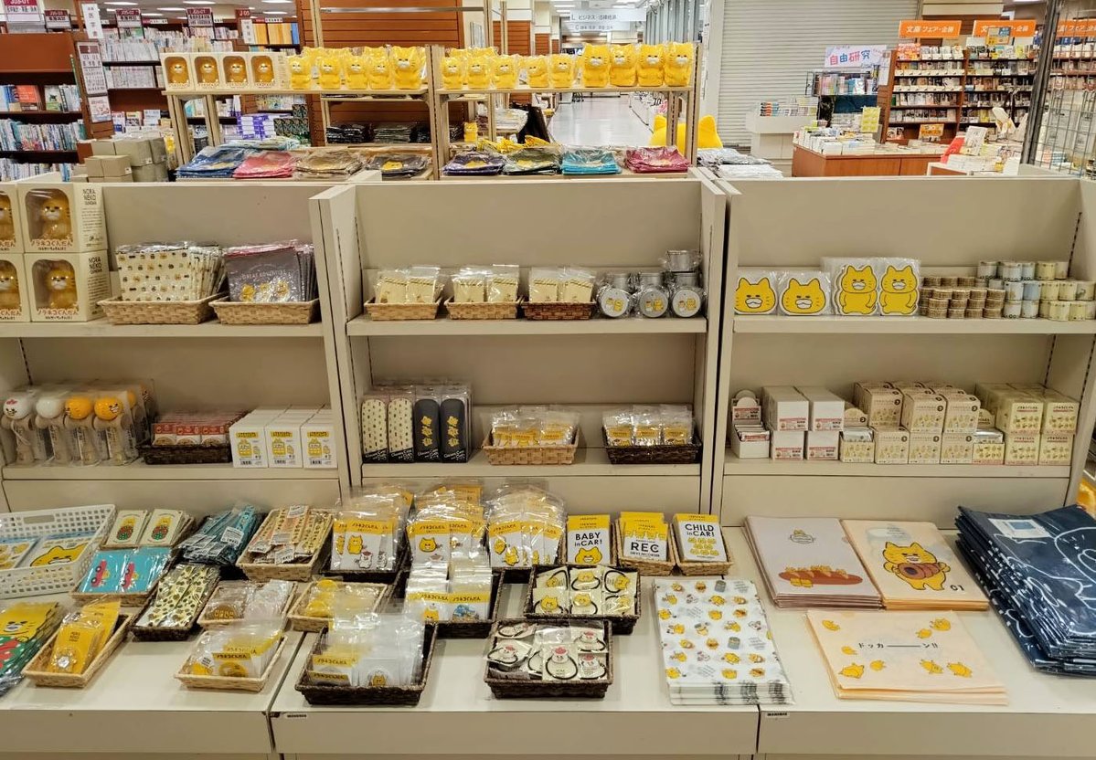 noraneko_room's tweet image. /
ニャー
\
三省堂書店 札幌店にて、ノラネコぐんだん POP UP SHOP開催中✨(〜8/31)
⭕️kodomoe shopでは買えないフィギュアやおかおポーチなどのガチャ商品や催事限定グッズをはじめ、新&定番グッズが勢揃い‼️
⭕️購入特典は、限定デザインのポストカード(全3種)🎁…
