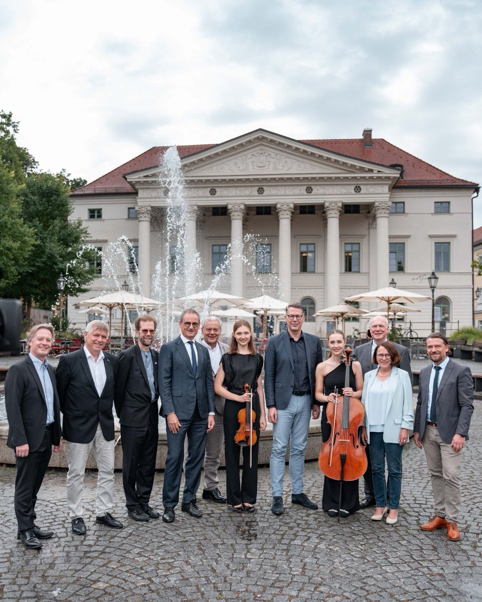 StMWK_Bayern's tweet image. Zurück in Bayern: Nach 13 Jahren kehrt Deutschlands bedeutendster #Nachwuchswettbewerb im Bereich #Musik zurück in den Freistaat 🥳: Regensburg und @muenchen sind gemeinsame Gastgeber des Bundeswettbewerbs „Jugend musiziert“ 2026. 🎶🤝 #jugendmusiziert