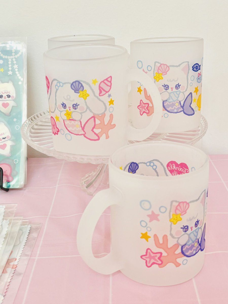 きょうは設営に行ってきました🧜‍♀️🌟
フロストガラスマグはグッズ類の中で唯一マーメイドねこちゃんが存在するデザインです💖

7/19土〜横浜個展始まります🌙
#みくろう夏個展2025