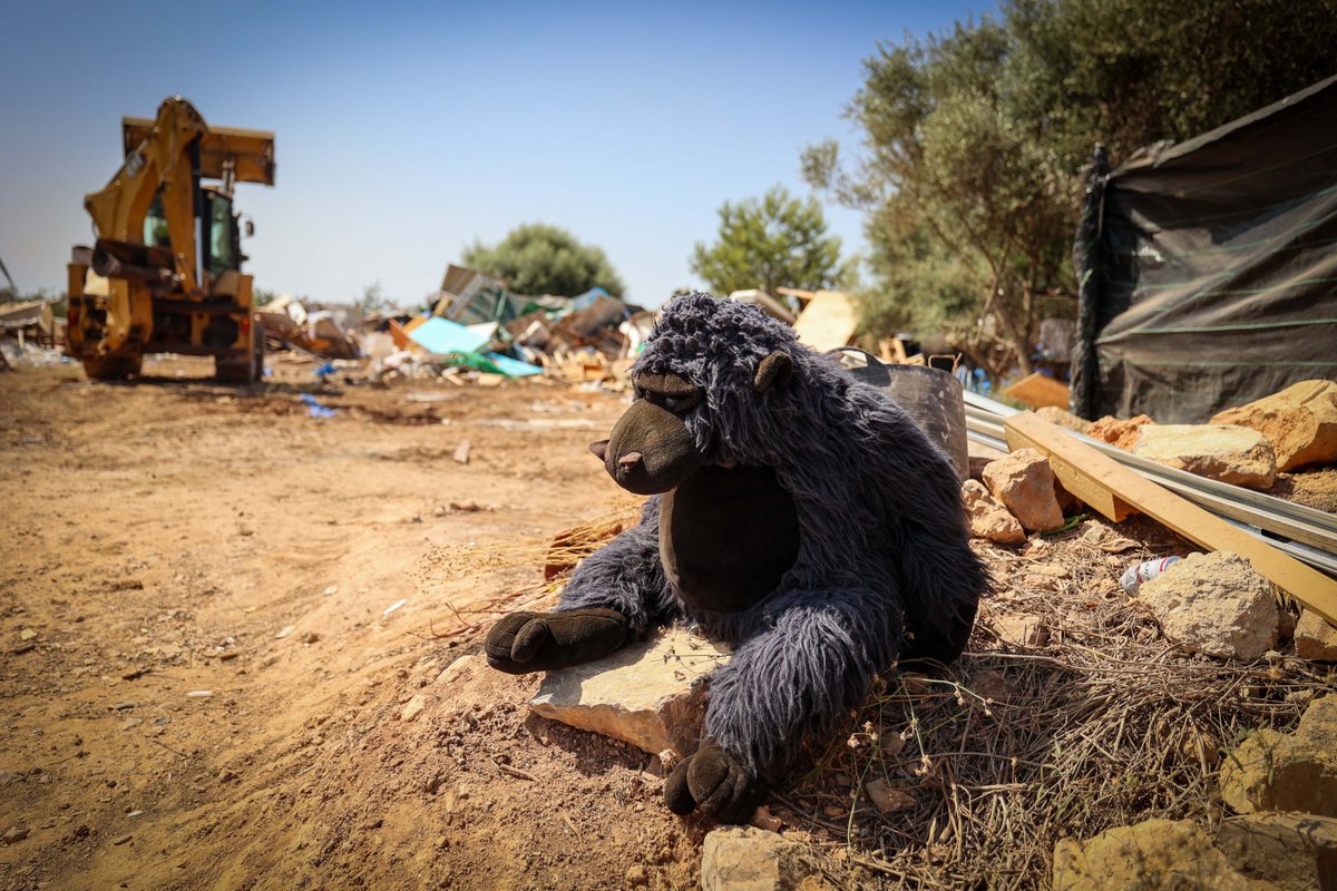 Si piensas en Ibiza como la isla de los famosos, discotecas y yates, vas mal. La realidad es distinta. Ayer desahuciaron a 300 personas -con niños y bebés- que malvivían en un campamento. La mayoría tiene trabajo, pero no puede pagarse una vivienda. Esta imagen me rompe el alma.