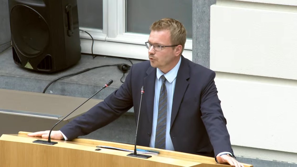 VB_VlaParl's tweet image. "Om te dwingen de faciliteiten in de Vlaamse Rand eindelijk tot een einde te laten komen, heeft de Vlaamse regering middelen genoeg voorhanden. Middelen die als hefboom kunnen gebruikt worden om voldoende druk te zetten. Geen Vlaams, geen centen!" @KlaasSlootmans #VlaParl