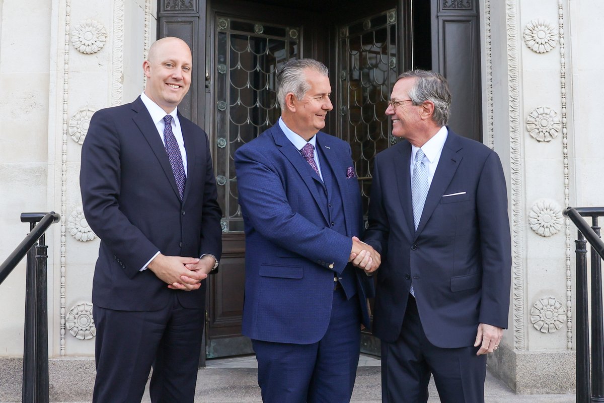 niassembly's tweet image. Our Speaker, Edwin Poots MLA was delighted to welcome @USAmbUK Warren Stephens to Parliament Buildings this morning, on what was his first visit to Northern Ireland in his new role. The Ambassador visited the Great Hall, Assembly and Senate Chambers - and signed the visitors’…