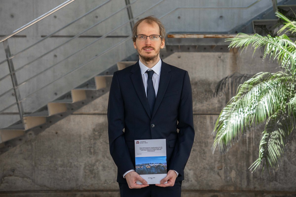 #ICIQPhD

🎓 Glückwunsch, Dr. Schiel from Prof. <a href="/MelchiorreGroup/">Melchiorre Group</a>!

📚 Today Florian has defended his thesis on developing novel photochemical transformations using Lewis base catalysis and super-reducing photocatalysts.

 🔗 iciq.org/new/gluckwunsc…