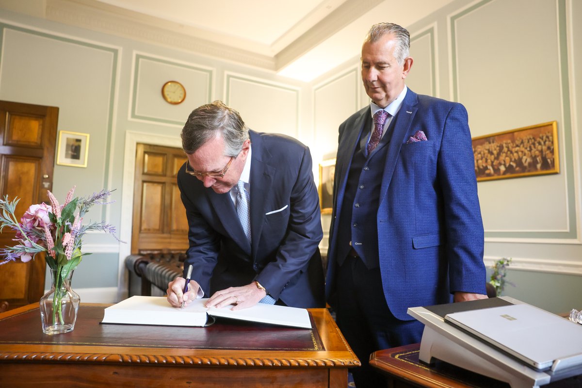 niassembly's tweet image. Our Speaker, Edwin Poots MLA was delighted to welcome @USAmbUK Warren Stephens to Parliament Buildings this morning, on what was his first visit to Northern Ireland in his new role. The Ambassador visited the Great Hall, Assembly and Senate Chambers - and signed the visitors’…