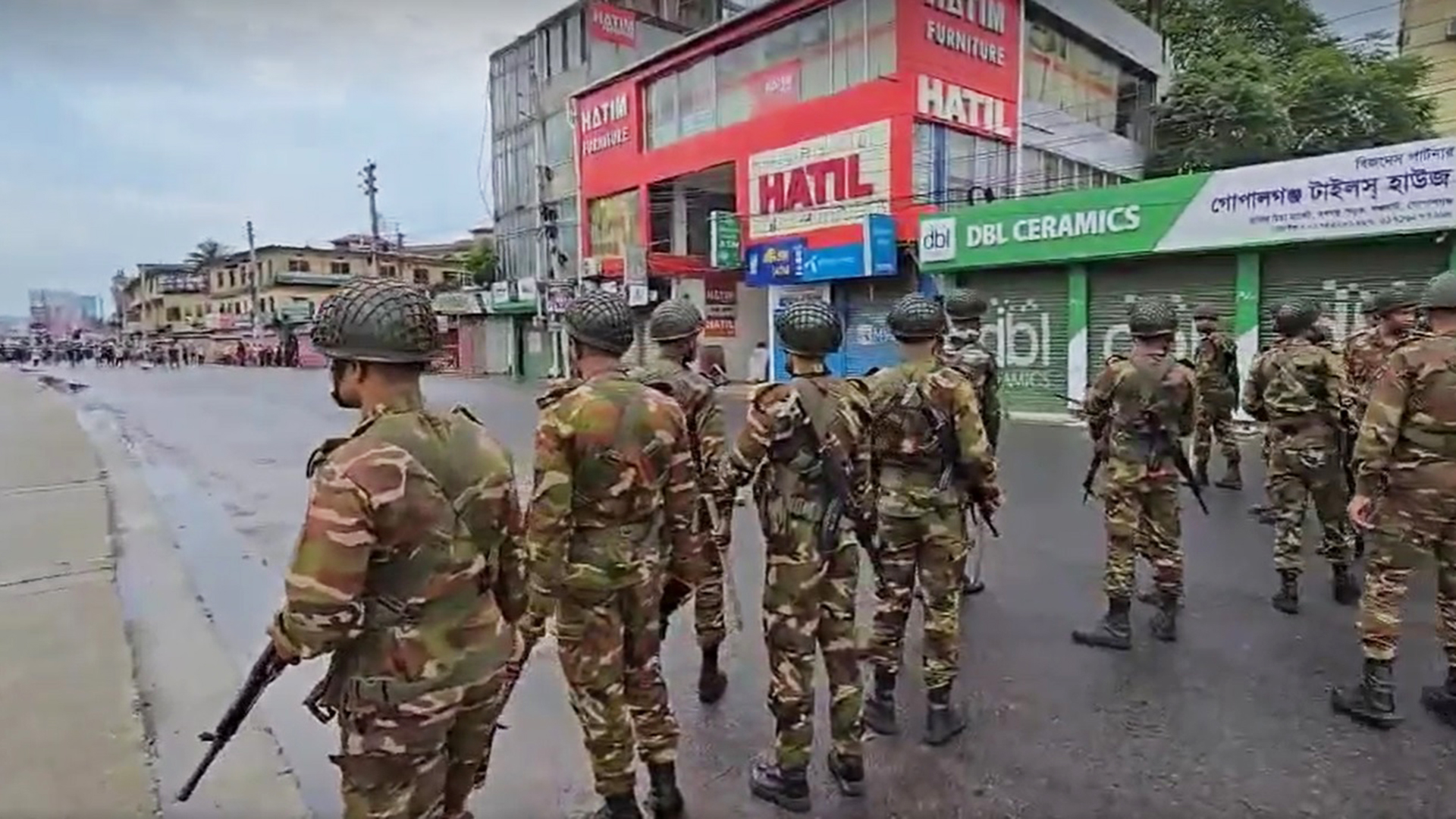 গোপালগঞ্জে রাত ৮টা থেকে কারফিউ জারি