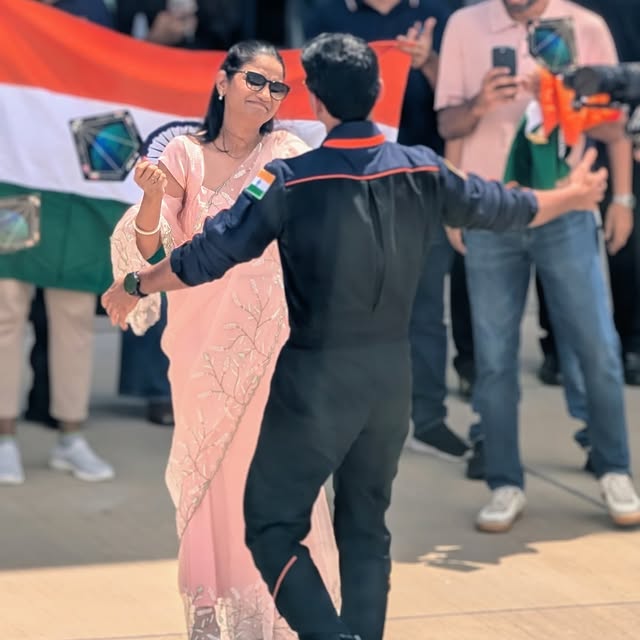पृथ्‍वी पर लौटे शुभांशु शुक्‍ला ने की परिवार से मुलाकात, पत्नी को गले लगाया और बच्चे को गोद में उठाया