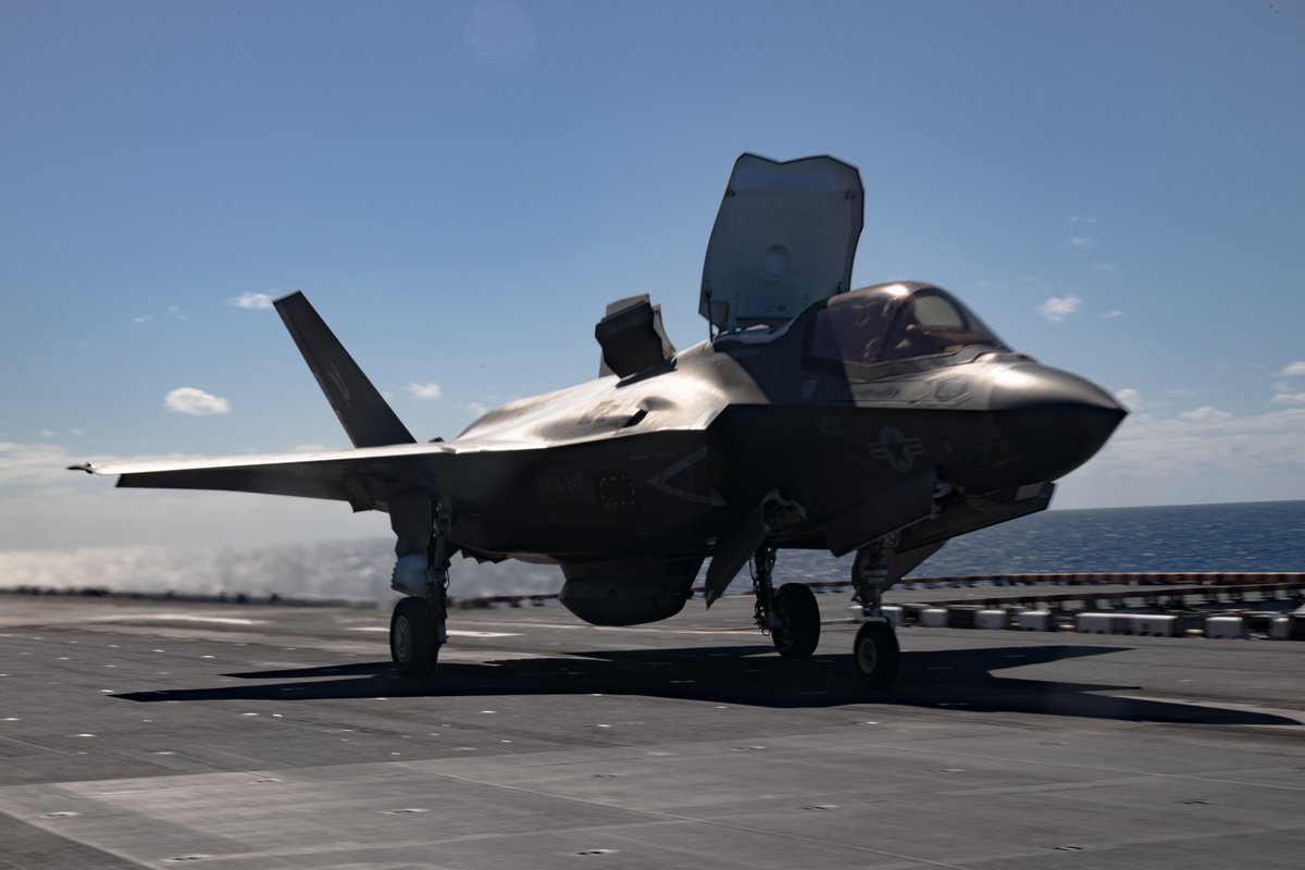 31stMeu's tweet image. 馃搷Coral Sea, July 13, 2025.
U.S. Marine Corps F-35B Lightning II aircraft assigned to VMFA 242, 31st MEU, conduct flight operations during #TalismanSabre25.
(@USMC 馃摳 by Sgt. Peter Rawlins)
@indopacom @usembassyaustralia @deptofdefense
#Lethality #Readiness #AlwaysReady #TS25