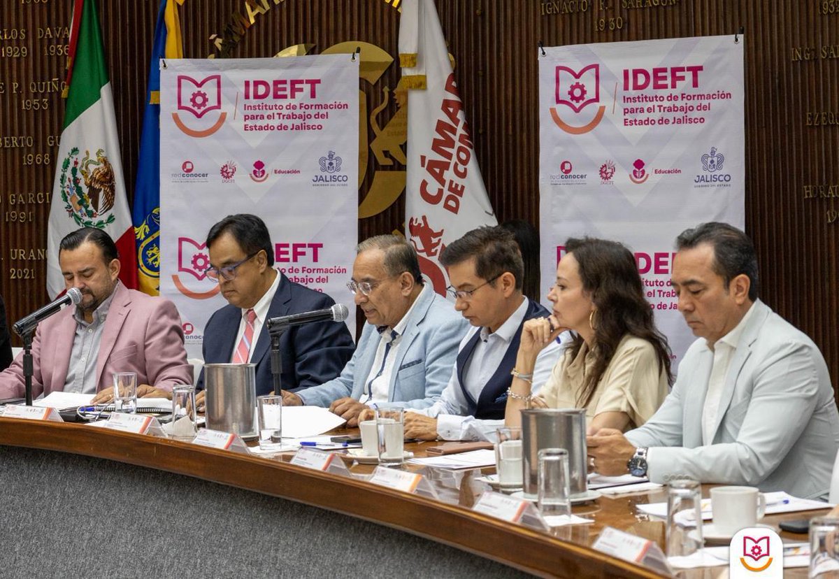 Durante la Junta Directiva del <a href="/IdeftJalisco/">IDEFT JALISCO</a>, su director <a href="/salvadorcosio1/">Salvador Cosío Gaona</a>  presentó el primer informe del periodo 2024-2028.
🔹 Se han firmado +300 convenios con ayuntamientos, DIF, cámaras, sindicatos y empresas.
#IDEFT #AlEstiloJalisco