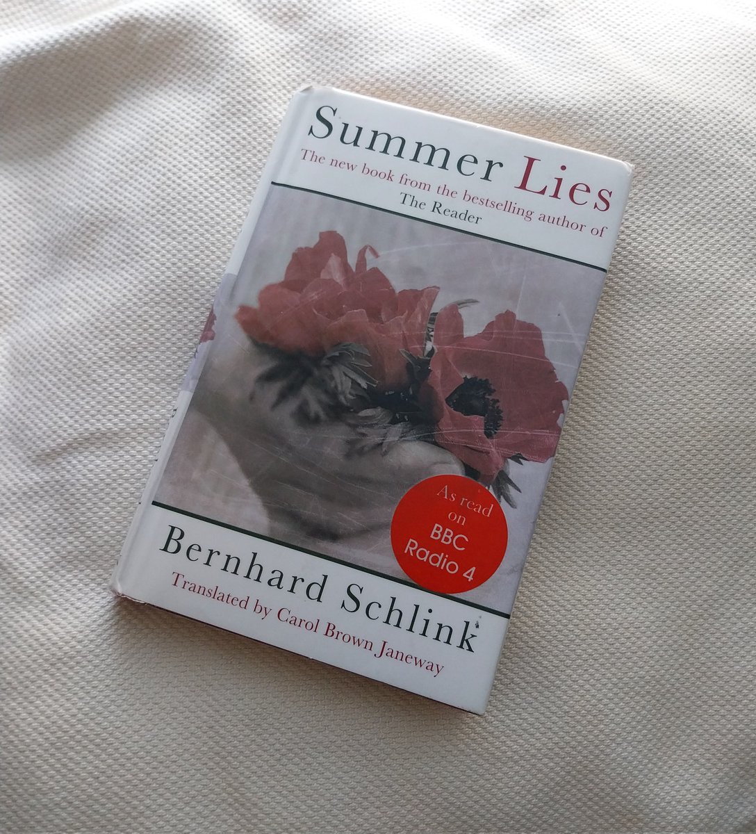 Löysin sattumalta kirjastosta tämän hienon novellikokoelman, jonka kertomuksissa ollaan matkalla, kävellään meren rannalla, yövytään hotellissa Provencessa ja matkustetaan Ruegeniin Bach-festivaaliin. Kesänlämmin suositus! 
🌸🌸🌸
#bernhardschlink #summerlies #kirjat #lukeminen