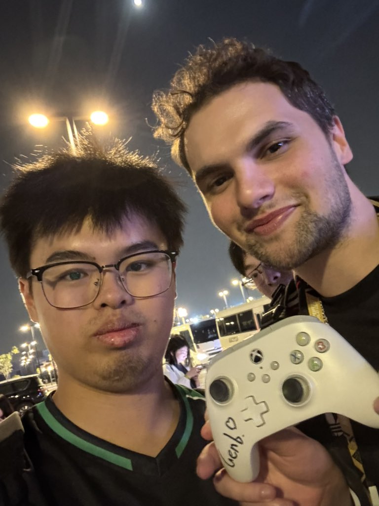 GFLean1301's tweet photo. I must say that Gen is one of the kindest players I've ever seen. After the final, he took the initiative to interact with us VKG fans, took photos and signed for us. He sent sincere blessings to us VKG fans and the entire APAC-S region. See you in Sapporo! @Genburten https://t.co/xjnlDuFLGa