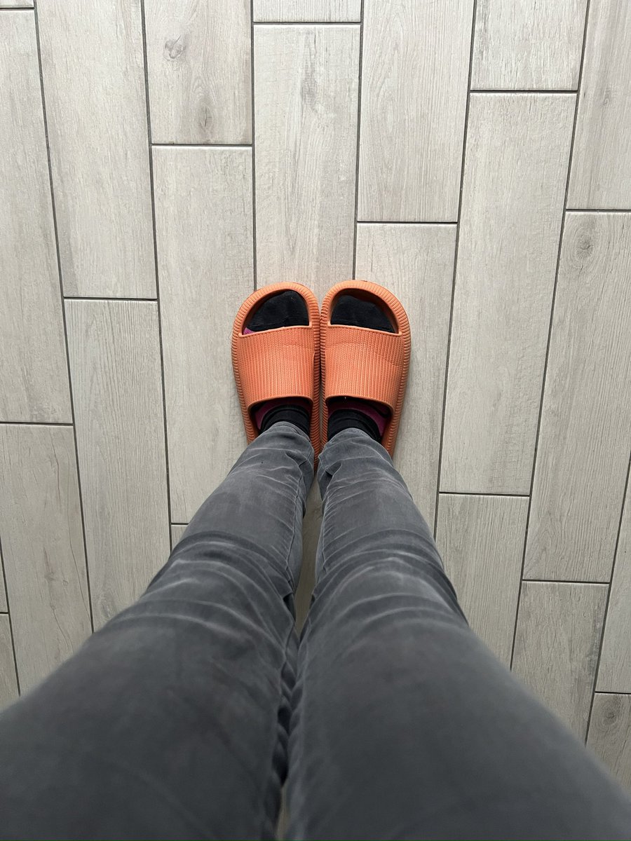 „Auf einer Skala von 1-10, wie leicht sind Sie zu begeistern?“ - „Wenn ich diese Hausschuhe trage, klinge ich wie Spongebob beim laufen. 🤩“