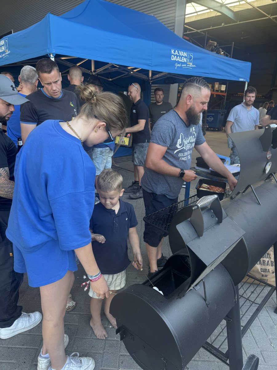 Afgelopen vrijdag hebben we genoten van een fantastische zomer BBQ 🍖🍗🍔 
Ed 👨‍🍳 heeft zijn nieuwe #BBQ gelijk goed getest, het was heerlijk 🤤 

#familiebedrijf #gezelligheidkentgeentijd #mooiteam