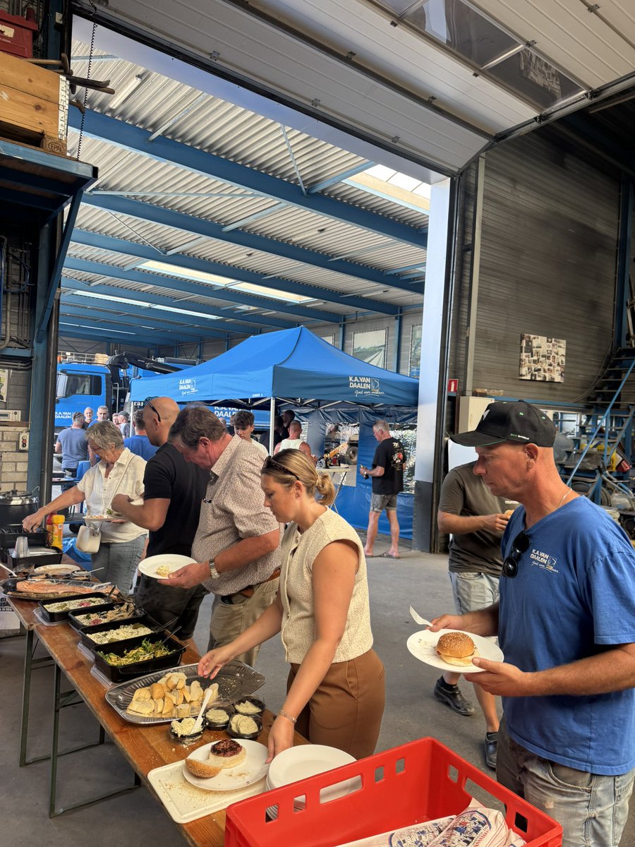 KAvanDaalenZn's tweet photo. Afgelopen vrijdag hebben we genoten van een fantastische zomer BBQ 🍖🍗🍔 
Ed 👨‍🍳 heeft zijn nieuwe #BBQ gelijk goed getest, het was heerlijk 🤤 

#familiebedrijf #gezelligheidkentgeentijd #mooiteam https://t.co/hoqrrKUiTZ