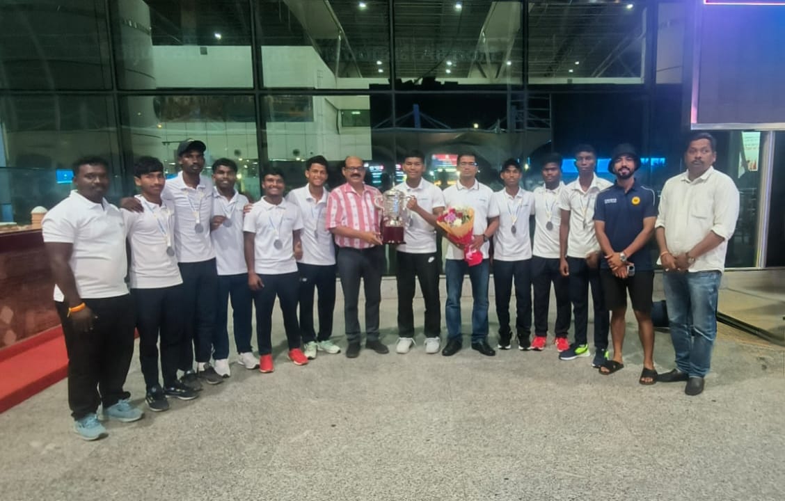 #Odisha U-18 Boys Rugby Team received a warm welcome at the airport from senior DSYS officials after winning the silver medal at the Junior National Rugby 7s Championship held in Dehradun.

#OdishaForSports #Rugby7s #JuniorNational2025