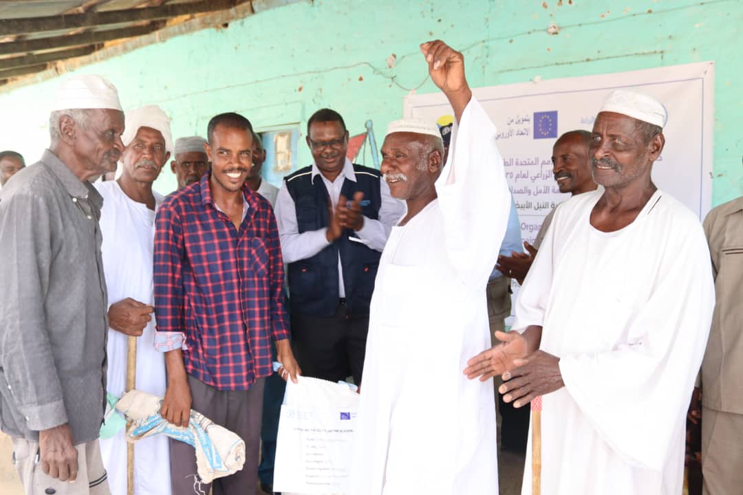 FAOSudan's tweet image. With the generous support of @EU_SUDAN, @UNCERF and @SwissMFA, @FAO has launched its seed distribution campaign in White Nile, targeting over 121 000 HHs—609 000 people.
990 MT of sorghum, millet, sesame and pigeon pea to be distributed across 9 localities.
#EverySeedCounts