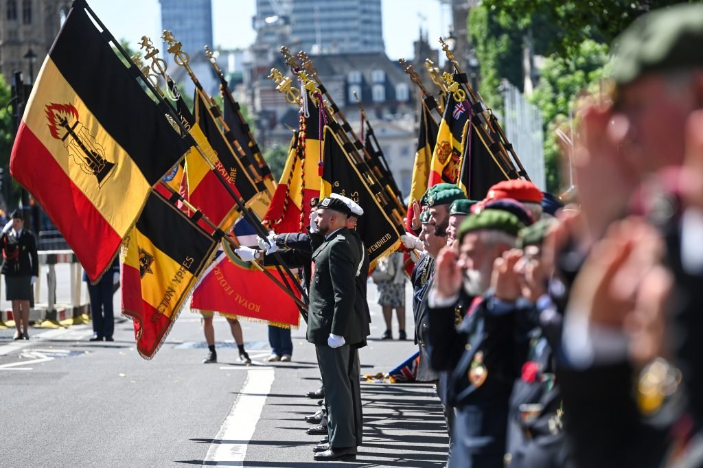 Afgelopen zaterdag vond in hartje #Londen de 🇧🇪 #Cenotaph Parade plaats, ter herdenking van de 91e verjaardag van deze bijzondere traditie. Zo’n 300 Belgische en Britse deelnemers marcheerden voor de burgerlijke en militaire autoriteiten beldefnews.mil.be/tussen-traditi…