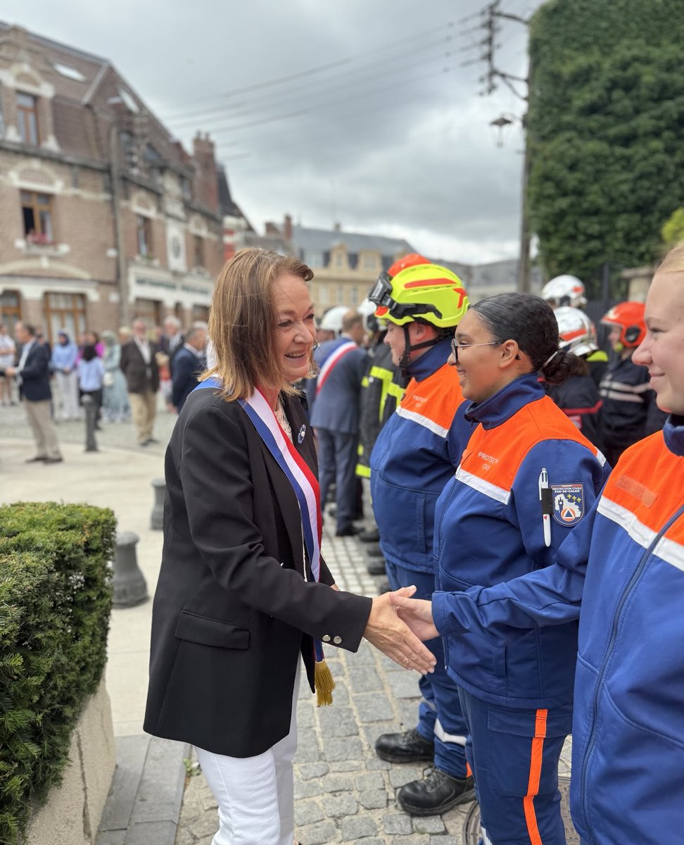 Parmentier_RN's tweet image. Merci à notre armée, à nos forces de l'ordre, à nos pompiers,à nos porte-drapeaux, à la protection civile, à la Croix Rouge Française, aux agents de la Ville de Béthune et à nos Charitables, admirés de tous. Cette Fête nationale, c'est d'abord la vôtre 💙🤍♥️