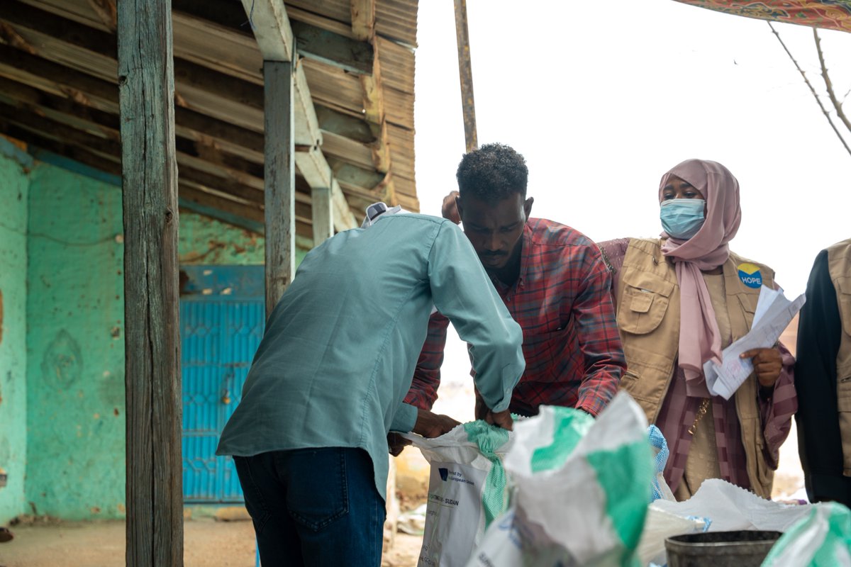 FAOSudan's tweet image. With the generous support of @EU_SUDAN, @UNCERF and @SwissMFA, @FAO has launched its seed distribution campaign in White Nile, targeting over 121 000 HHs—609 000 people.
990 MT of sorghum, millet, sesame and pigeon pea to be distributed across 9 localities.
#EverySeedCounts