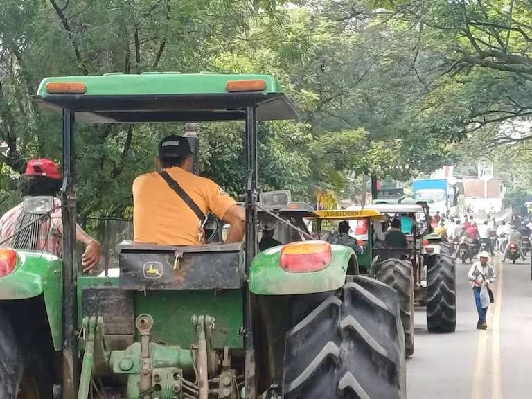 #AlAire | En #6AM se conecta Alcy Cortez, Miembro de la Organización “Dignidad arrocera nacional”

Paro arrocero en Colombia: ¿Cómo avanzan las manifestaciones y cuáles son las peticiones para el Gobierno?

Conéctese con nosotros bit.ly/3Pgyc9G