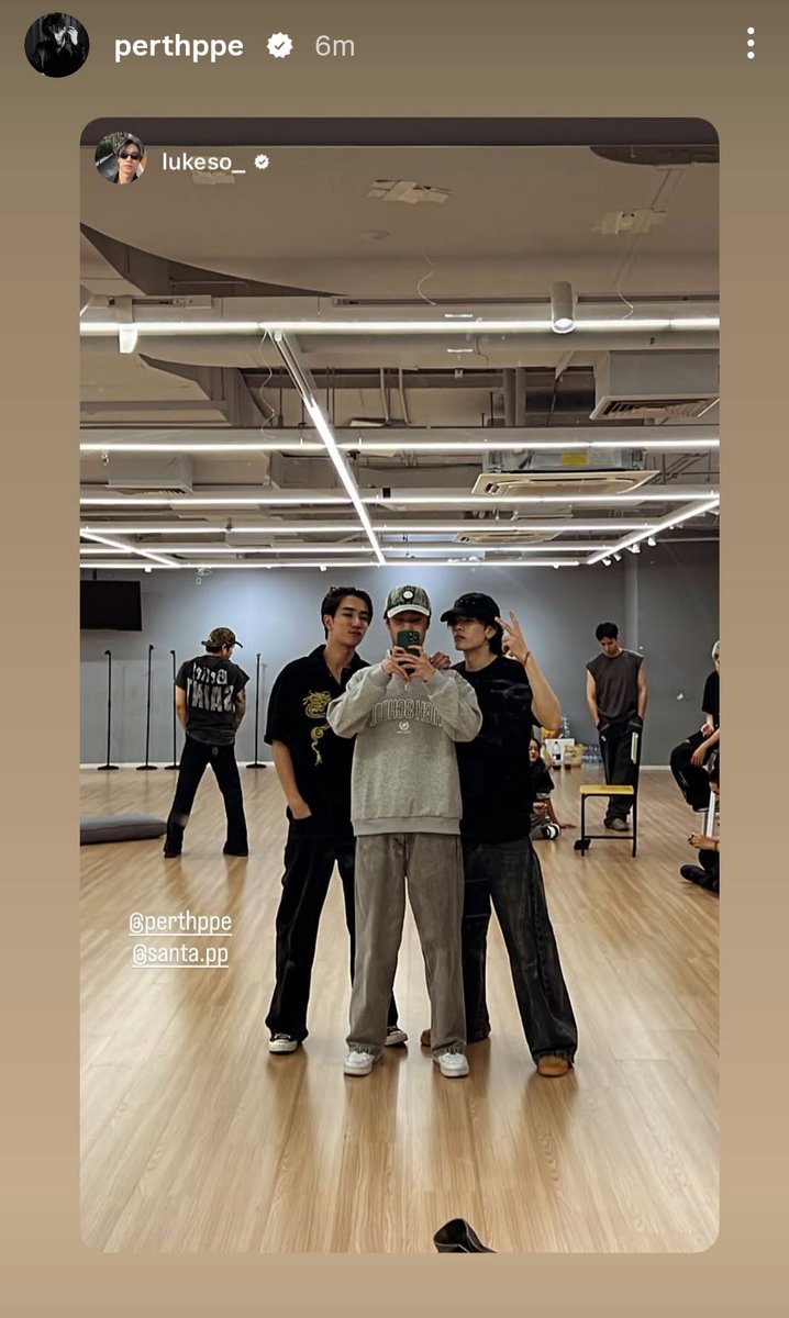 pperthsantaaa's tweet photo. Papa shares separately, son shares separately, what a beautiful family.🖤❤️🔥🤍
"Who will be the guests of the fan concert?😏🤔"
#PerthSanta #DOMIAA https://t.co/TJGREiUjwx