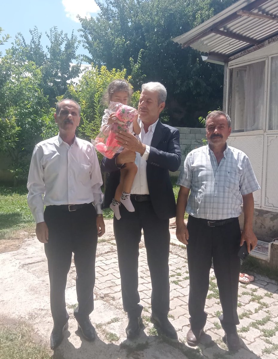 AK PARTİ TUŞBA İLÇE BAŞKANLIĞI (@vanaktusba) on Twitter photo 📍Kasımoğlu Mahallesi
Başkanımız Ümit Kanan ve Yönetim kurulu üyelerimiz,
Vatandaşlarımız ile bir araya gelerek mahalle sorunları hakkında görüşme yapıldı,
Başkanımız çocuklara hediyelerini verdi.
<a href="/umitkanan72/">Ümit KANAN</a> <a href="/ArvasAbdulahat/">Abdulahat Arvas</a> <a href="/Burhan_Kayaturk/">Burhan Kayatürk</a> <a href="/K_Turkmenoglu_V/">KAYHAN TÜRKMENOĞLU</a> <a href="/merdogan02/">Mehmet ERDOĞAN</a> 📍Kasımoğlu Mahallesi
Başkanımız Ümit Kanan ve Yönetim kurulu üyelerimiz,
Vatandaşlarımız ile bir araya gelerek mahalle sorunları hakkında görüşme yapıldı,
Başkanımız çocuklara hediyelerini verdi.
<a href="/umitkanan72/">Ümit KANAN</a> <a href="/ArvasAbdulahat/">Abdulahat Arvas</a> <a href="/Burhan_Kayaturk/">Burhan Kayatürk</a> <a href="/K_Turkmenoglu_V/">KAYHAN TÜRKMENOĞLU</a> <a href="/merdogan02/">Mehmet ERDOĞAN</a>