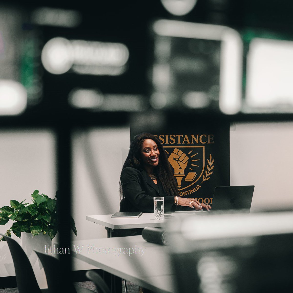 KarenAttiah's tweet image. Columbia canceled my class on Race and Media. But I decided to teach it anyway.
So I built a school, instead.
500+ students online and in person.
My first independently operated course and lecture begins TONIGHT! WE MOVE!!
resistancesummerschool.com