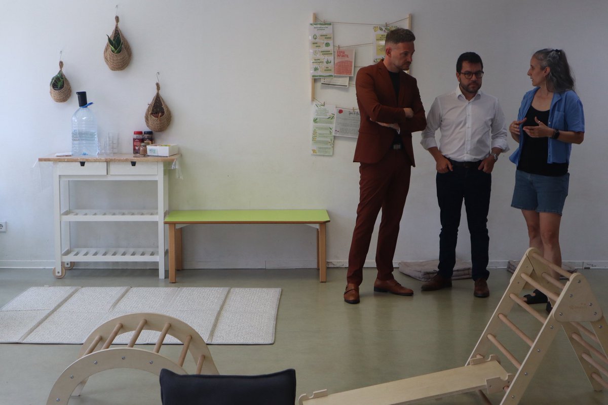 Pere Aragonès i Garcia (@perearagones) on Twitter photo He visitat l’associació <a href="/aeitaca/">Ass. Educativa Itaca ⛵</a>, a la Torrassa de l’Hospitalet. Projectes com aquest, arrelats al barri i centrats en l’educació i la comunitat, són clau per construir una societat cohesionada i amb oportunitats per a tothom. He visitat l’associació <a href="/aeitaca/">Ass. Educativa Itaca ⛵</a>, a la Torrassa de l’Hospitalet. Projectes com aquest, arrelats al barri i centrats en l’educació i la comunitat, són clau per construir una societat cohesionada i amb oportunitats per a tothom.