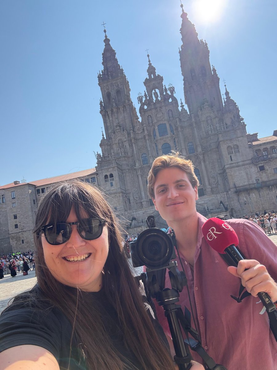 CamaraRealTM's tweet photo. 📹👑| La Princesa Leonor recibe el "Título de Hija Adoptiva de Marín" 
Allí están nuestros compis @CarbonellAlcala y @MartaRuizLoren1 https://t.co/Xk264bN228