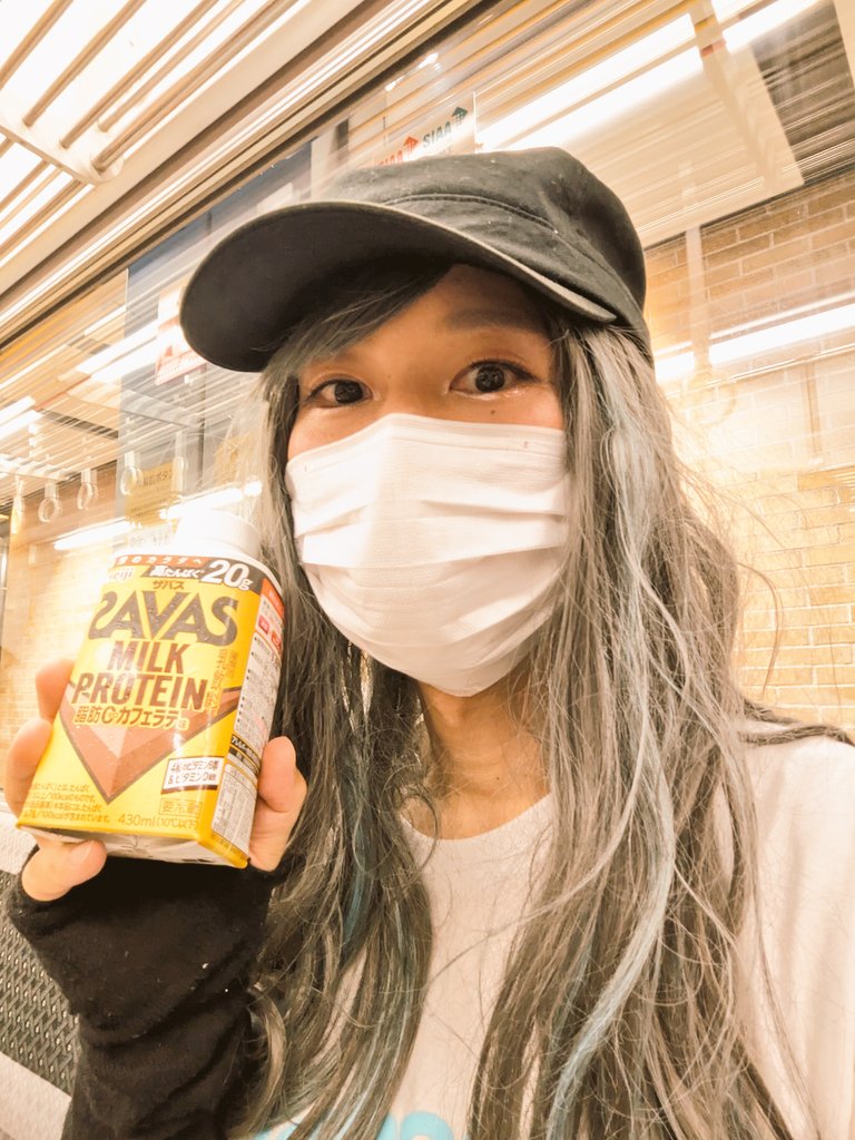 昔よく行ってたバンドから更にインディーズを推す様になって数年後にお互い対バンするという胸熱現場に行ってました(半休とはいえ月曜休み取ったの何年ぶりやろ😇)
全身滝汗なのでメイクお亡くなり風呂入って寝ます😇
おめでとうアイスクリームネバーグラウンド！ありがとうバックドロップシンデレラ！