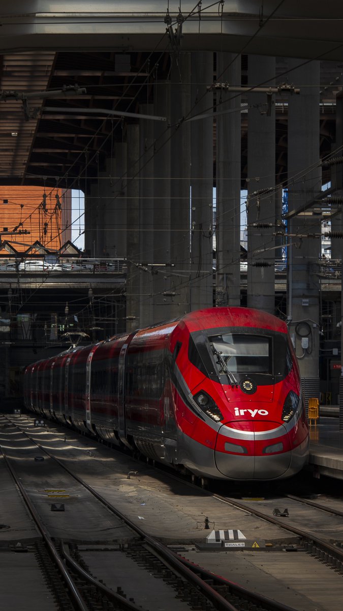 L’automotor 14 de la sèrie 109 d’Iryo surt de la vía 4 de la Estación de Madrid-Puerta de Atocha-Almudena Grandes. (13 de juliol de 2025)