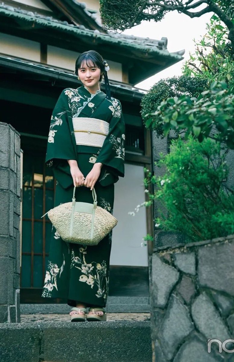 「…待った？」
まだ日も明けきらぬ頃、
さくらは着物に装いを変え
玄関に現れた。

「ちょっと緊張する、結婚式なんて…」
助手席に座るさくらは、少し表情を強張らせて。

『別にさくらが緊張する必要ないだろ』
『俺の結婚式なんだから…』

「だからだよぉ」
「私のお兄ちゃんなんだから」
#写楽短