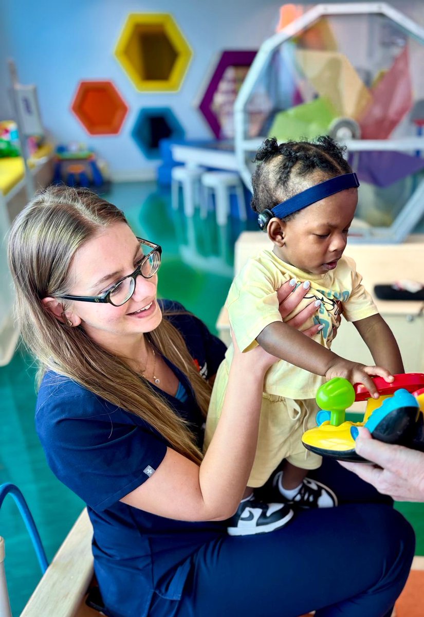 JDCHospital's tweet image. Our recent Bone Conduction Hearing Event at Joe DiMaggio Children’s Hospital brought families together to explore hearing solutions, connect with experts, and support one another.
🦴❤️ To learn more about the full range of ENT services, visit: jdch.com/services/ear-n…