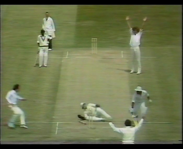 DarrenMordecai's tweet photo. #July14
SUNIL GAVASKAR run out (DEREK RANDALL / BOB TAYLOR) 61 
ENGLAND v INDIA
1st TEST MATCH 
DAY 3 
EDGBASTON 
JULY 14 1979 
In reply to England's first innings of 633-5 declared, India had reached 129-2....
https://t.co/yRCKy1MLsp via @YouTube https://t.co/Y8NpkEPEZm