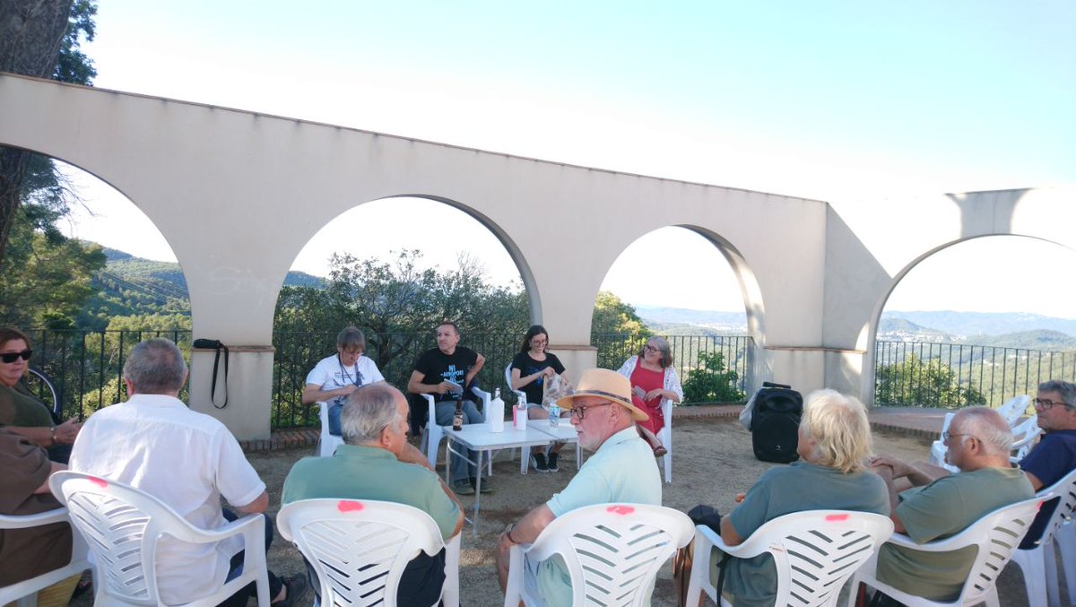 🔝  Ahir diumenge a Begues, parlant de per què no s'ha d'ampliar l'aeroport, amb bona companyia i amb molt bones vistes! 🌄