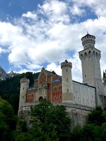 Mybus_Germany's tweet image. 週末に #ノイシュバンシュタイン城、#リンダーホーフ城、そしてシャッヘン王の館とヘレンキームゼー城が #世界遺産 に登録されたニュースが入ってきましたね🤗
ノイシュバンシュタイン城に青色の垂れ幕が掛かっているよ！とガイドから最新写真が届きました📸😊
