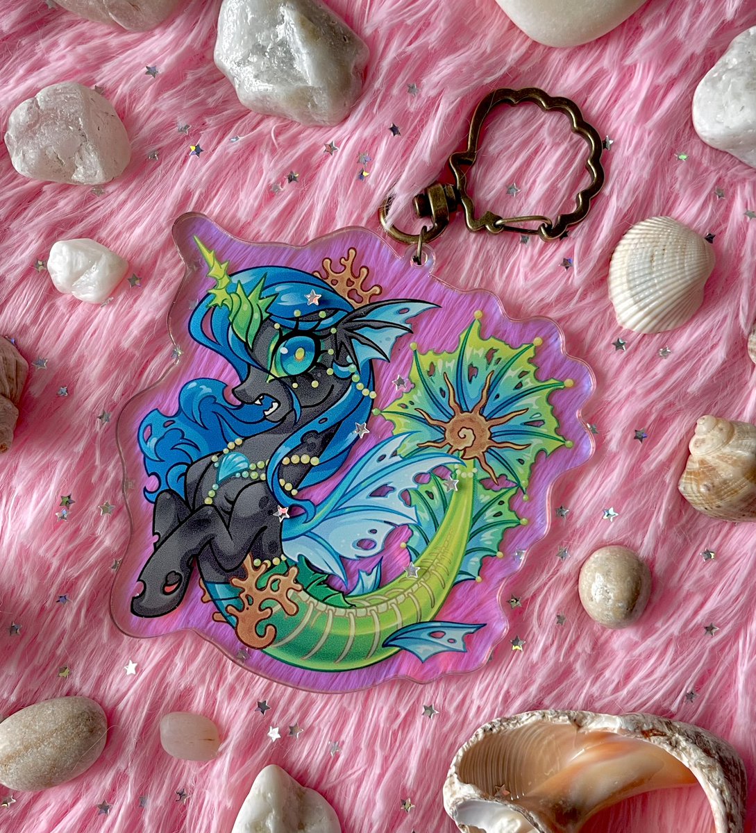 _ROZMED_'s tweet image. A photo shoot of my mermaid princess pony keychains🧜♀️🐚
#mlpfim #mylittlepony