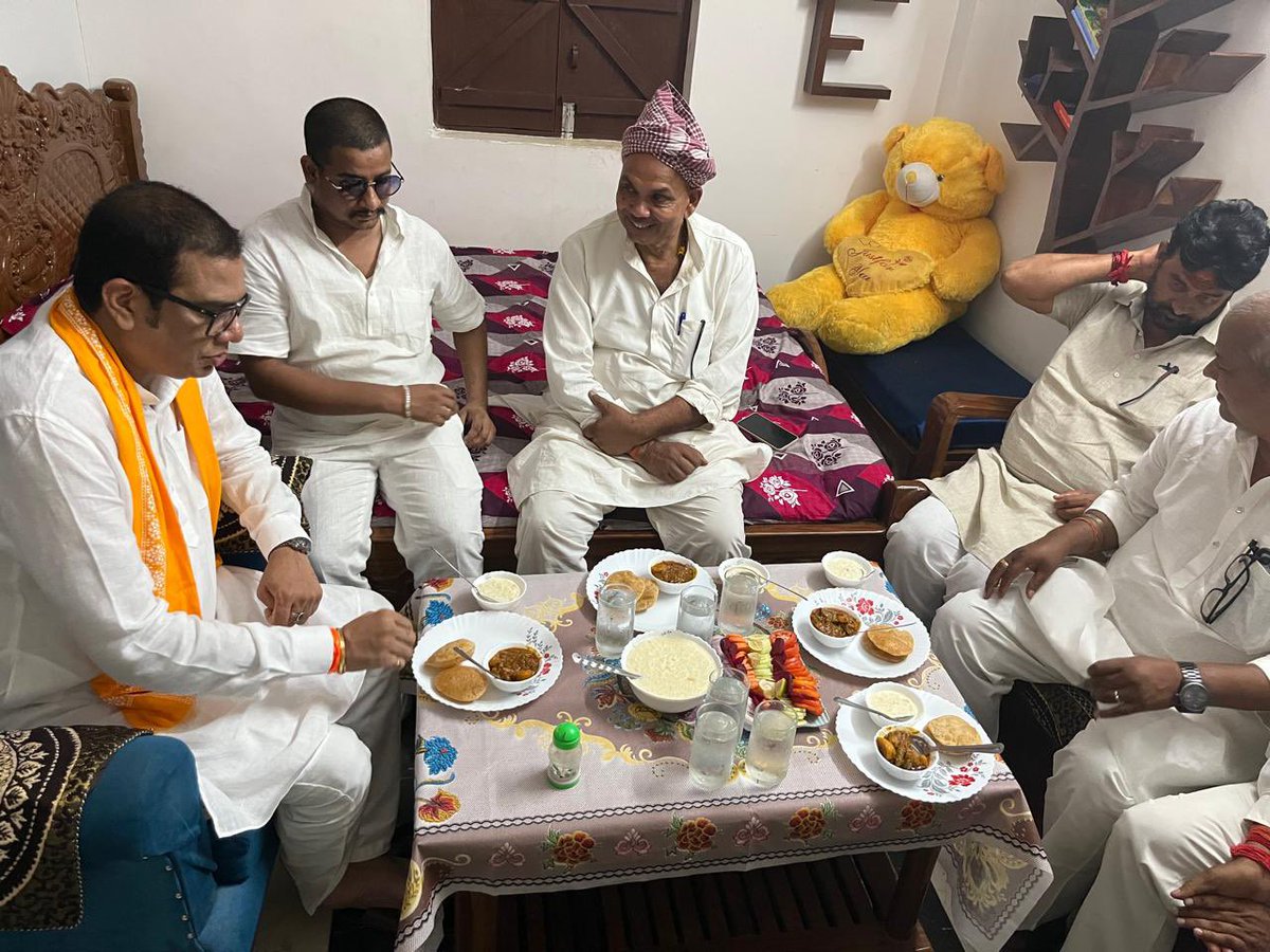 DrSanjeev0121's tweet image. स्व० विद्यासागर निषाद जी पूर्व मंत्री सह राज्य सभा सांसद जी के पुण्यतिथि के अवसर पर नगर परिषद अध्यक्षा श्रीमति रंजीता निषाद जी के आवास पर पहुंचकर श्रद्धा सुमन अर्पित कर उन्हें श्रद्धांजलि दी।

ईश्वर स्व० विद्यासागर निषाद जी को चिर शांति प्रदान करें।