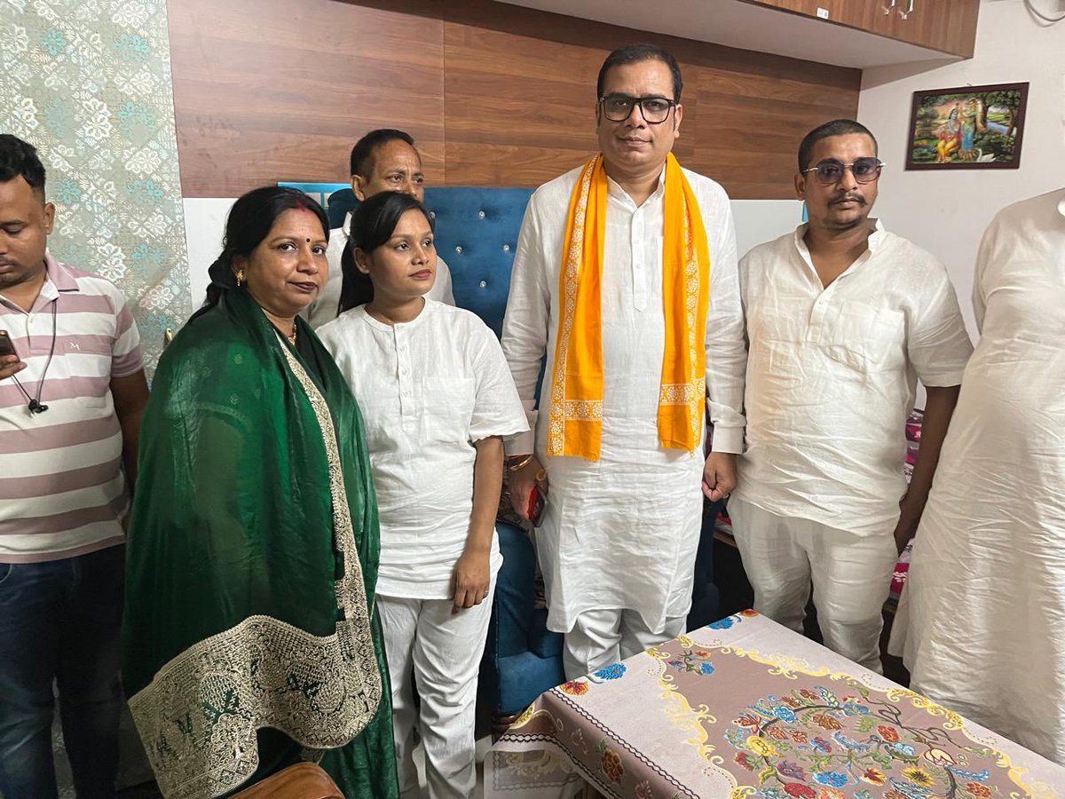 DrSanjeev0121's tweet image. स्व० विद्यासागर निषाद जी पूर्व मंत्री सह राज्य सभा सांसद जी के पुण्यतिथि के अवसर पर नगर परिषद अध्यक्षा श्रीमति रंजीता निषाद जी के आवास पर पहुंचकर श्रद्धा सुमन अर्पित कर उन्हें श्रद्धांजलि दी।

ईश्वर स्व० विद्यासागर निषाद जी को चिर शांति प्रदान करें।