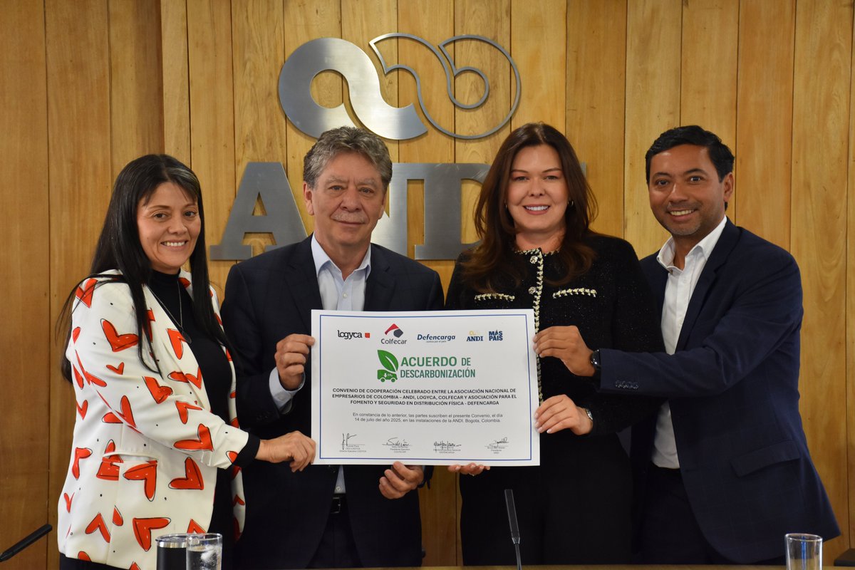 🤝La ANDI, <a href="/Colfecar/">Colfecar</a>, <a href="/DefencargaCo/">Defencarga | Agremiación de Logística y Transporte</a> y <a href="/LOGYCA_Org/">LOGYCA</a> presentaron su Acuerdo de Descarbonización del Transporte de Carga por carretera, orientado a reducir sus emisiones, mejorar la calidad del aire y aumentar la competitividad mediante la modernización tecnológica y logística del
